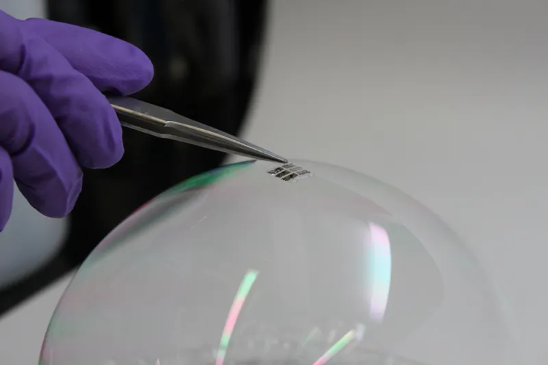 Ultrathin-solar-cell-on-a-bubble.jpg