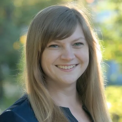 Headshot of Julia Tao, Energy Scholar