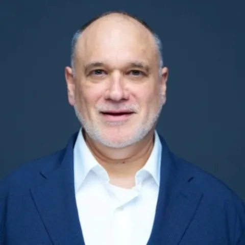 Headshot of Steven Thomas