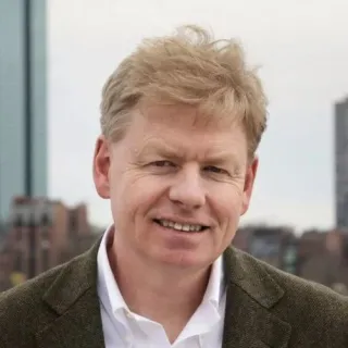 Headshot of John Leonard 